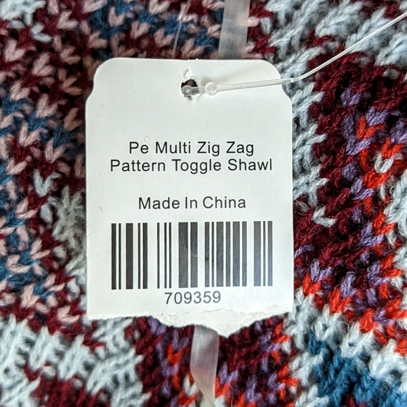 NWT Burgundy Sweater Knit Cape Fringe Topper Toggle Poncho One Size - Picture 7 of 7